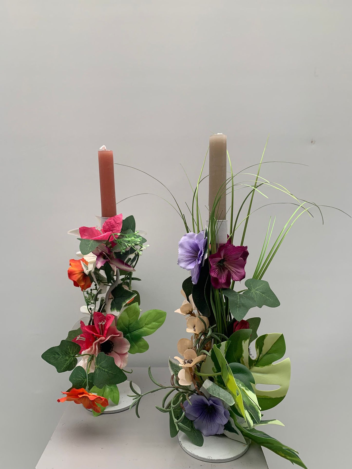 Kaarsenstandaards  opgemaakt met kunst/zijden bloemen ( 2 stuks)