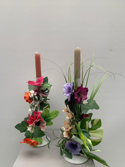 Kaarsenstandaards  opgemaakt met kunst/zijden bloemen ( 2 stuks)