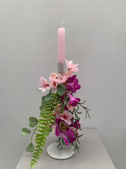 Kaarsenstandaards  opgemaakt met kunst/zijden bloemen ( 2 stuks)